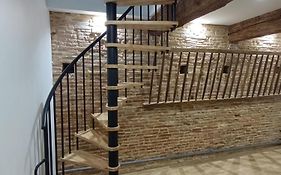 Logement Entier Avec Garage.
